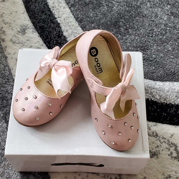 Shoes - Picture 1 of 4